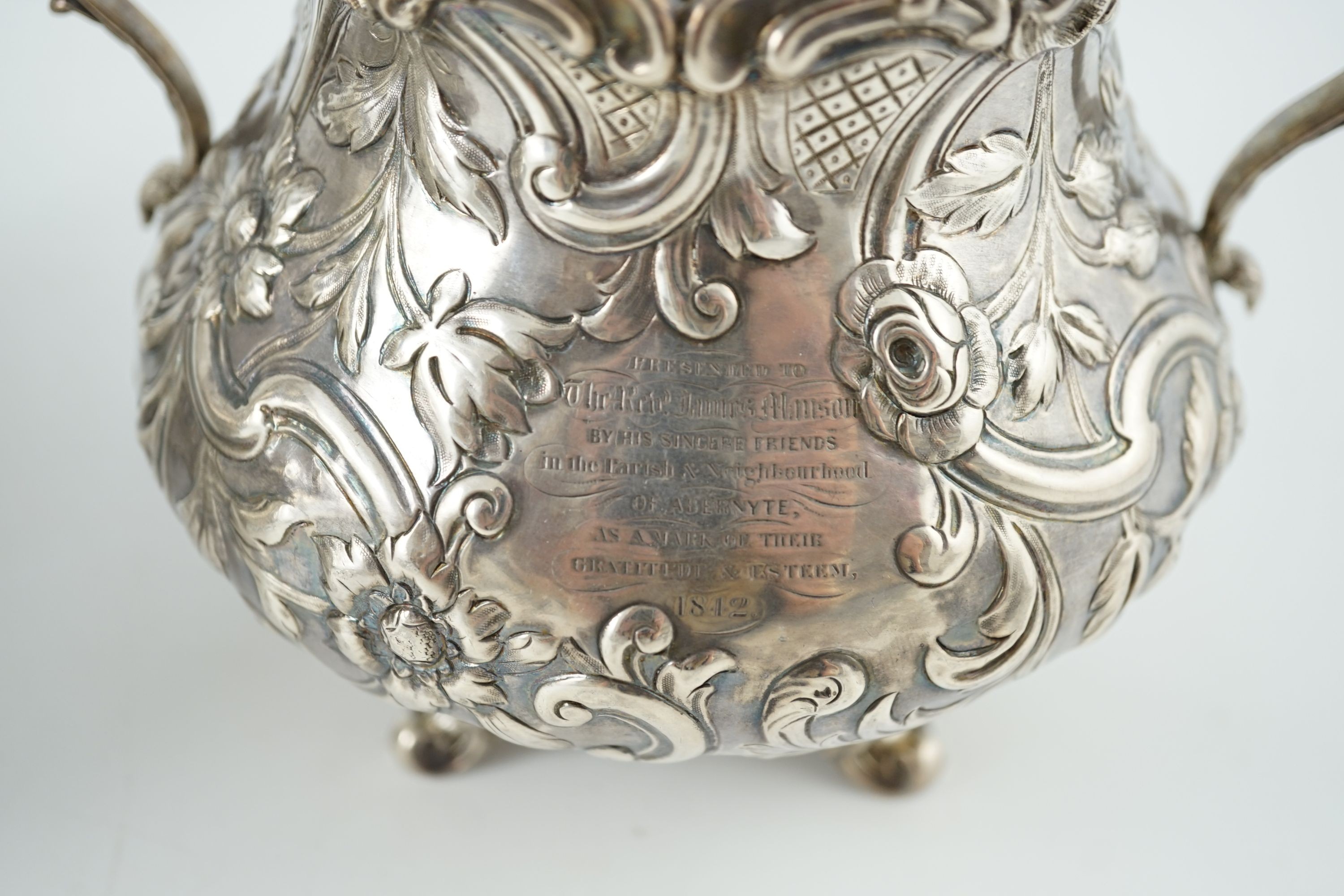 An early Victorian silver teapot and matching sugar bowl, by John Wellby